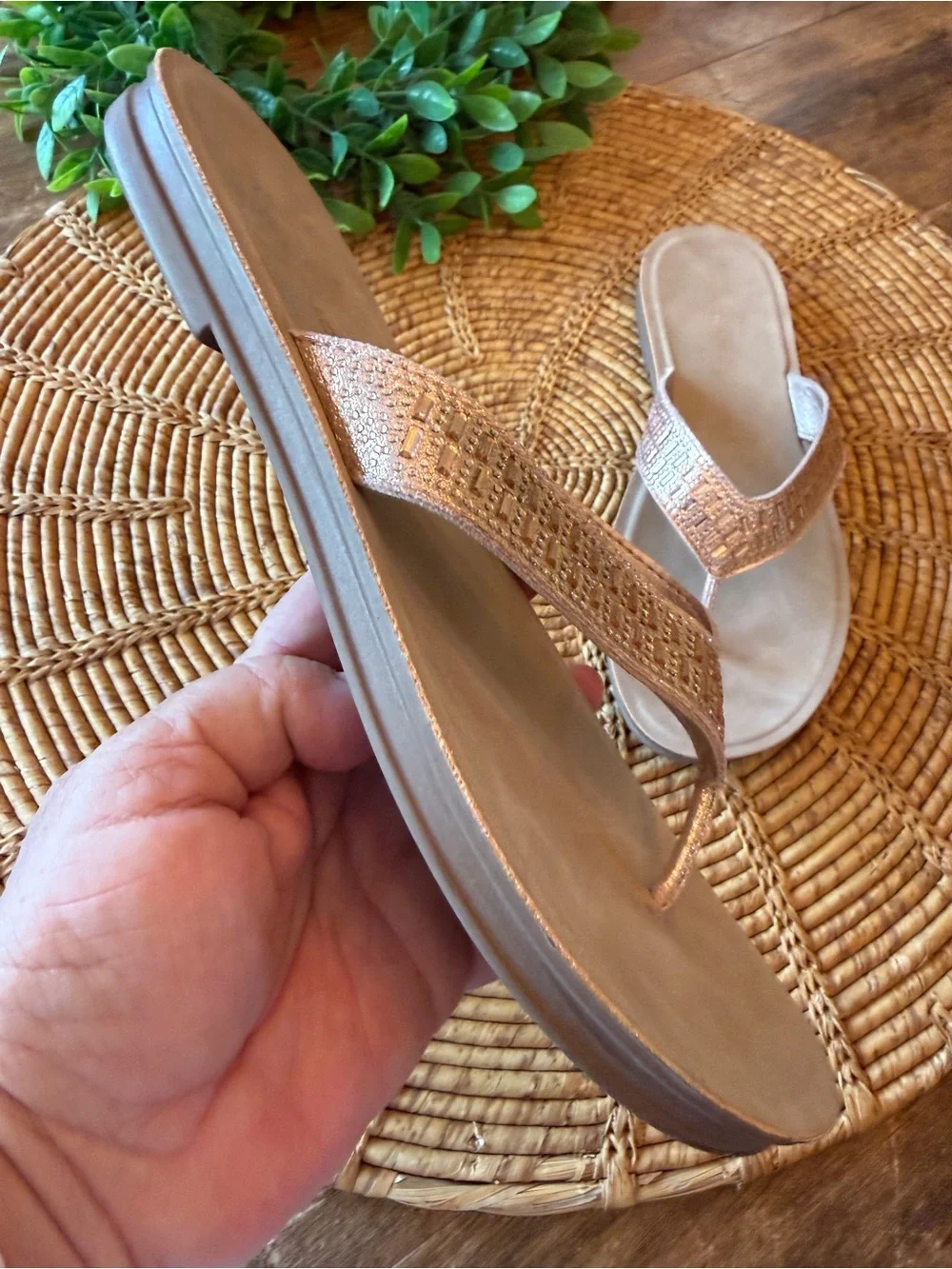 New Andiamo Womens Metallic Rose Gold Flip Flop Sandals